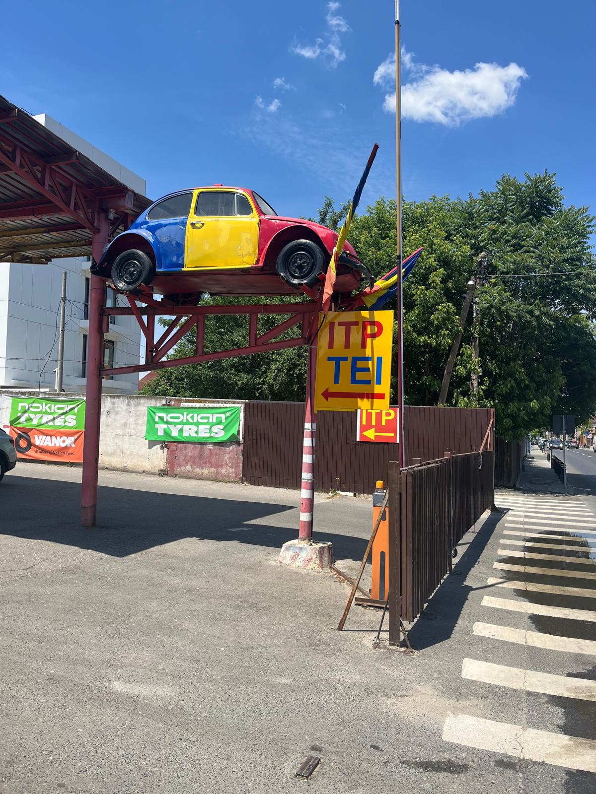 Mașina Beetle colorată și indicatorul ITP Tei de la intrarea în stație